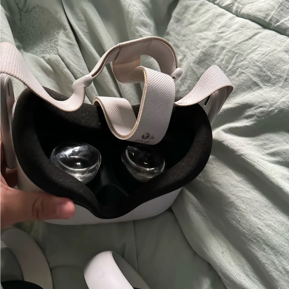 It’s a oculus meta quest 2 bearly used on great condition